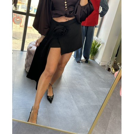 Szorty-Spódniczka BLACK ROSE – Eleganckie Skort z Kopertowym Krojem i Odpinaną Broszką Różą // 5282