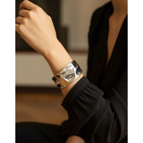 Szeroka bransoleta mankietowa – srebrna, młotkowana tekstura, styl High Fashion // 5369