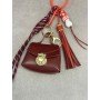 Brelok do torebki Charm – Mini Torebka Burgundowa z Chwostem i Złotymi Detalami // 5506