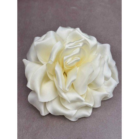 Elegancka broszka materiałowa – Kremowa róża 3D w stylu glamour // 5531