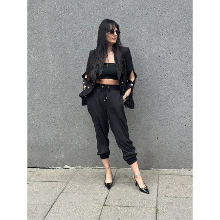 Czarna marynarka oversize z ozdobnymi guzikami na rękawach od Monique Garconne // 606