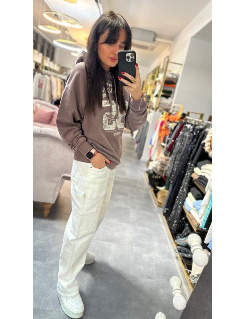 Białe spodnie cargo z kieszeniami od Adore Danew