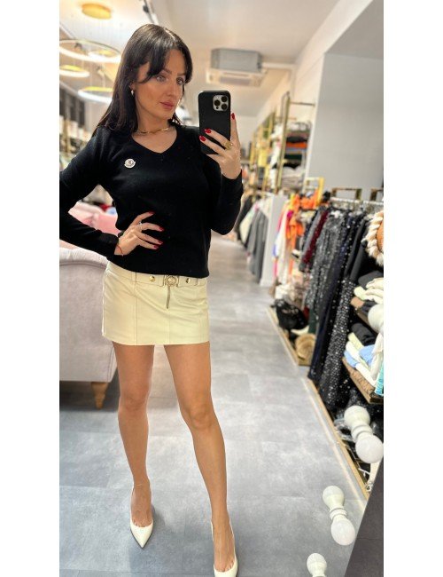 Kobiecy sweter z małą naszywką dostępny w dwóch kolorach