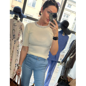 Ecru Elegancki Top Artigli z Biżuteryjnym Dekoltem – Włoski Szyk i Komfort // 5834