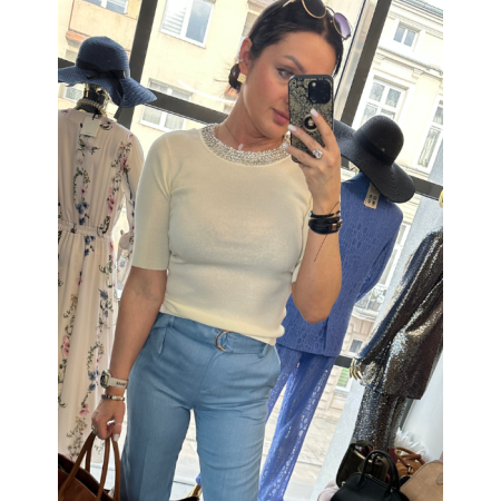 Ecru Elegancki Top Artigli z Biżuteryjnym Dekoltem – Włoski Szyk i Komfort // 5834