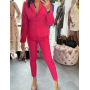 Klasyczny Damski Garnitur AdoreDanew – Taliowany Żakiet i Komfortowe Spodnie, Intensywna Fuksja (Róż) // 5876