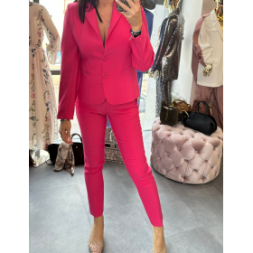 Klasyczny Damski Garnitur AdoreDanew – Taliowany Żakiet i Komfortowe Spodnie, Intensywna Fuksja (Róż) // 5876