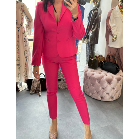 Klasyczny Damski Garnitur AdoreDanew – Taliowany Żakiet i Komfortowe Spodnie, Intensywna Fuksja (Róż) // 5876