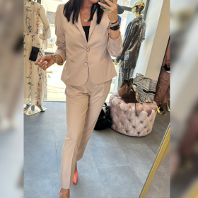 Klasyczny Damski Garnitur AdoreDanew – Taliowany Żakiet i Komfortowe Spodnie, beżowo różowy // 5922