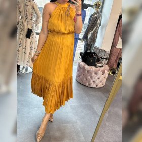 Plisowana Sukienka Maxi Morgan – Miodowa Sukienka Wieczorowa z Dekoltem Halter – Premium Look // 5990