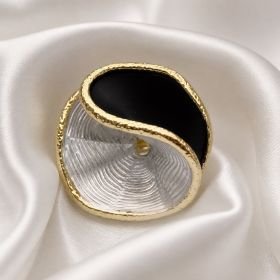Designerski Pierścionek Koktajlowy Yin Yang Wave – Złoto, Srebro i Czarna Emalia //6046
