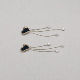 Długie Kolczyki Wiszące Black Heart & Pearl – Złoto, Czarna Emalia i Subtelne Perły //6054