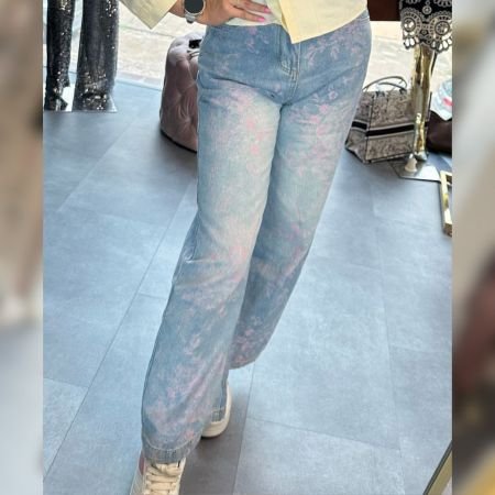 Luksusowe Jeansy Wide Leg z Kwiatowym Wzorem Pink Blossom – Jasny Denim AdoreDanew // 6065