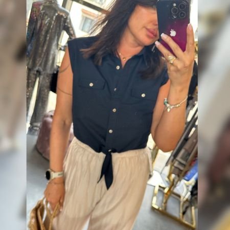Elegancka Koszula Bez Rękawów z Wiązaniem Czarna – Klasyka w Nowoczesnym Wydaniu // 6081
