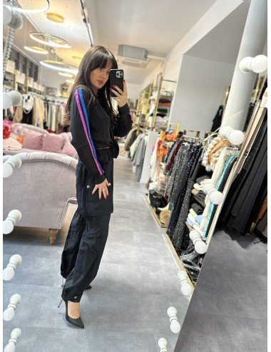 Czarna koszula z połyskującego materiału, z ozdobnymi paskami od Les Bourdelles des Garcons