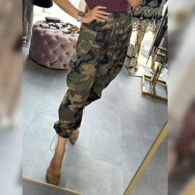 Włoskie spodnie cargo moro AdoreDanew – Eleganckie spodnie bojówki ze ściągaczami Made in Italy // 6103