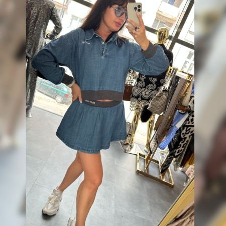 Jeansowy Komplet Dwuczęściowy z Bawełny: Bluzka Polo i Spódnico-Spodnie – Denim Blue | AdoreDanew // 6116