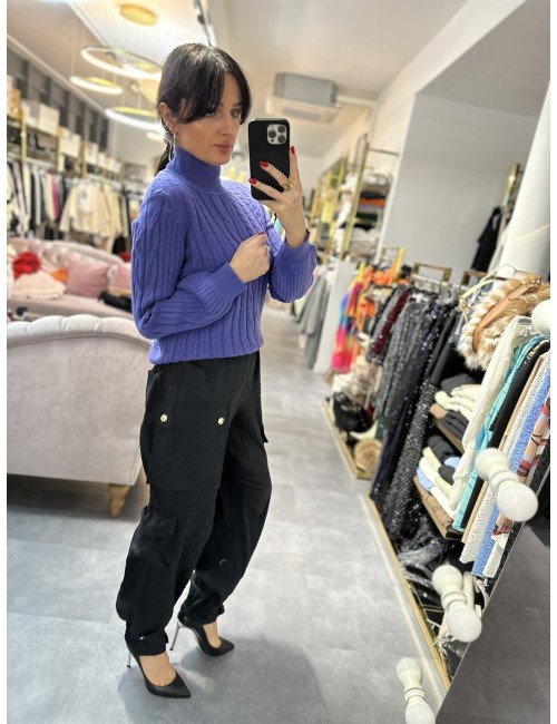 Ciepły sweter z golfem dostępny w dwóch kolorach