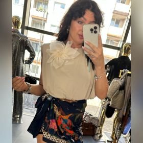 Włoski Top Bawełniany z Odpinaną Broszką Kwiat Beige | Elegancka Bluzka Bez Rękawów Poduszki na Ramionach Made in Italy // 6101