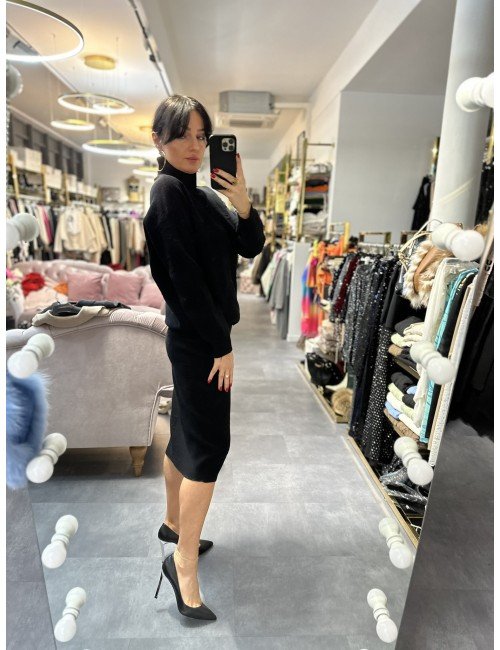 czarny sweter z golfem