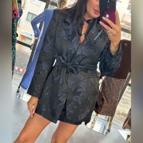 Elegancka Marynarka Żakardowa Wiązana w Talii Czarno-Granatowa SAIPH Premium // 6226