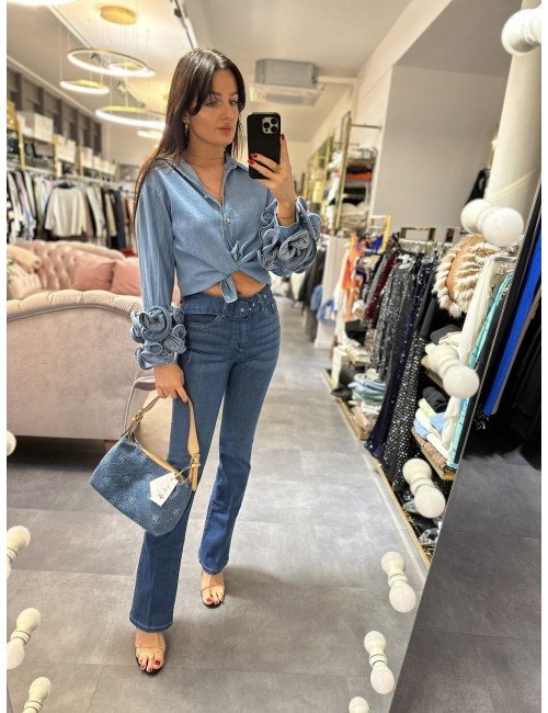 Jeansowe spodnie dzwony z paskiem