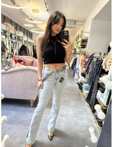 Jasne spodnie jeansowe z dziurami i paskiem