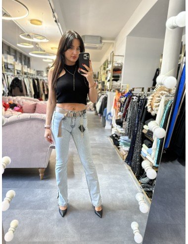 Jasne spodnie jeansowe z dziurami i paskiem