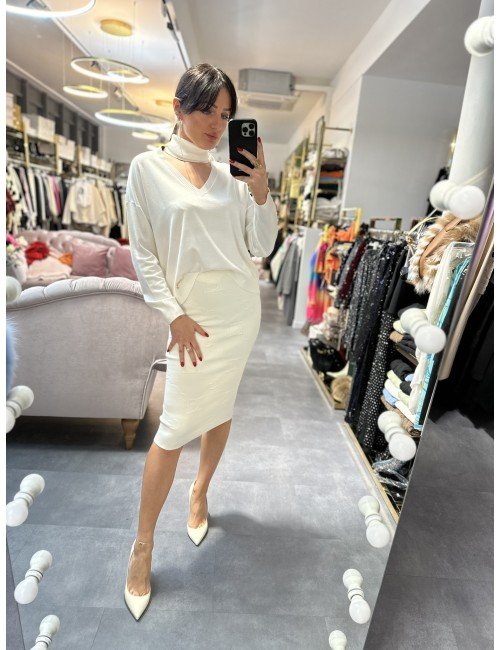 Kobiecy sweter ze stójką i delikatnym wycięciem na dekolcie