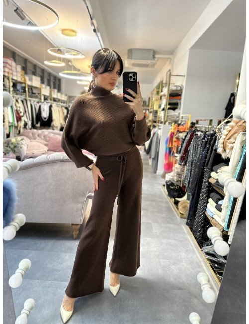 sweter z lekkim golfem od Adore Danew