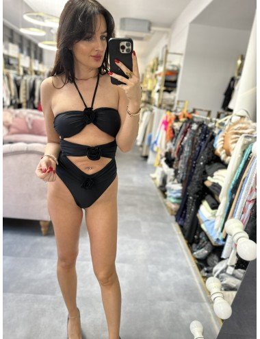 Jednoczęściowy kostium kąpielowy z wycięciami