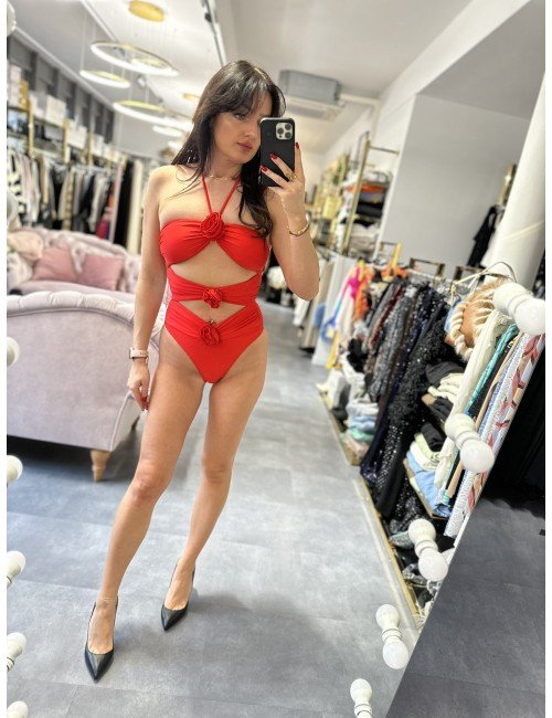 Jednoczęściowy kostium kąpielowy z wycięciami