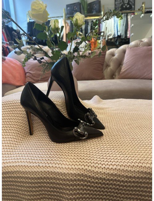 Czarne szpilki z ozdobną klamrą // 984