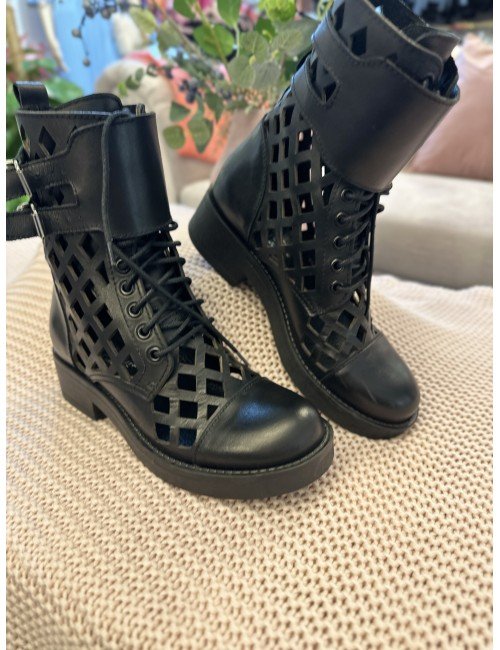 Czarne botki z dziurkowanego od Adore Danew // 998