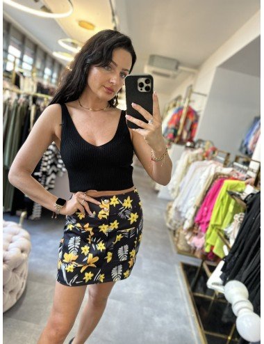 Czarna spódnica z żółtymi kwiatami