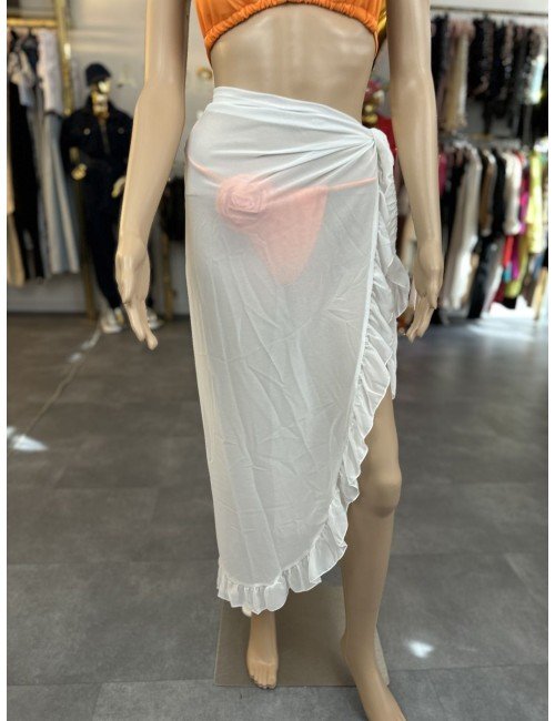 Moda plażowa - Białe pareo na biodra