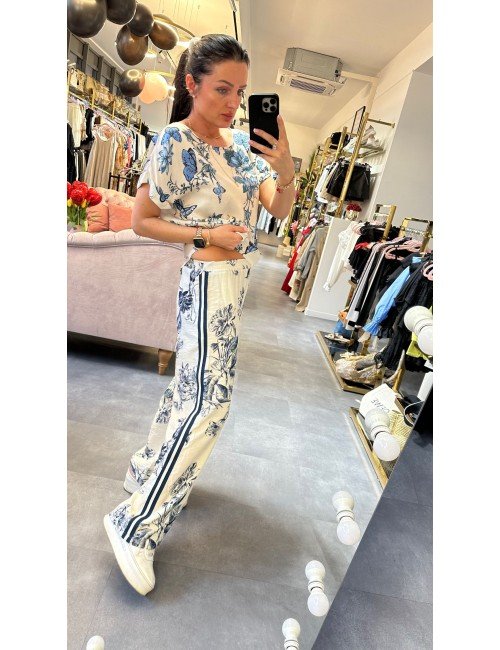 Białe spodnie w niebieskie motyle i lampasy