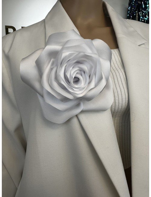 Broszka w kształcie białej róży // 1298*