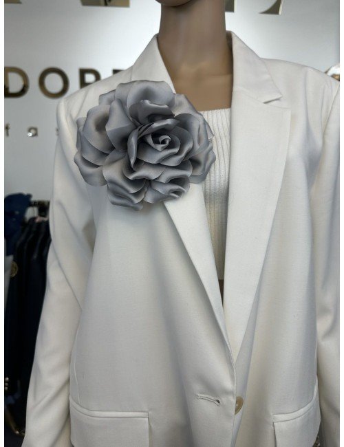 szara broszka w kształcie kwiatka // 1310*