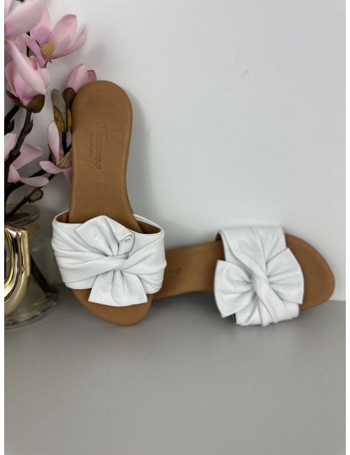 Białe klapki na płaskiej podeszwie // 1323