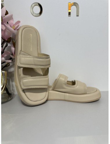 klapki na płaskiej podeszwie w trzech kolorach: białe, czarne, beżowe // 1342