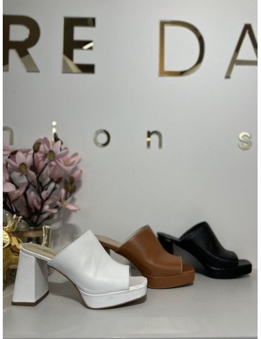 Klapki na obcasie : białe, czarne i brązowe // 1351