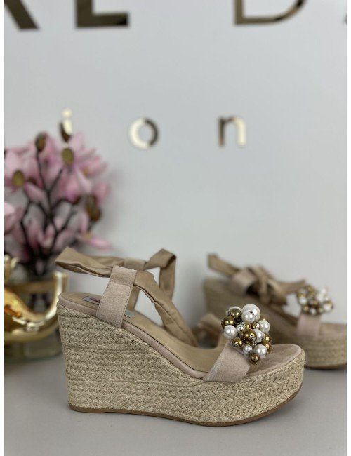Beżowe wiązane sandałki na koturnie od Spaziomoda // 1368