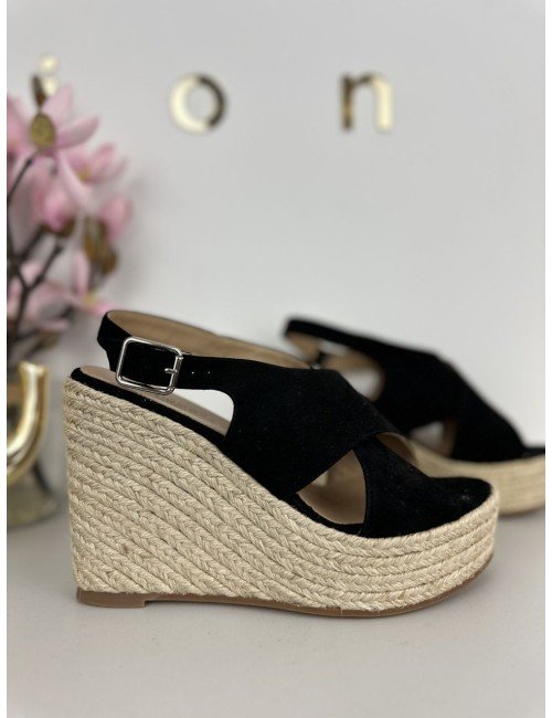 Czarne sandałki na koturnie od Spaziomoda // 1369