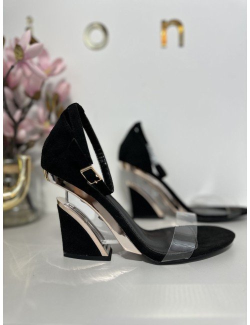 Czarne sandałki na koturnie ze złotymi detalami // 1370*