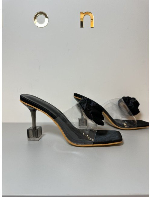 Czarne klapki na transparentnym obcasie i z różą // 1381