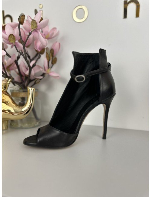 Czarne botki na szpilce z asymetryczną cholewką // 1385