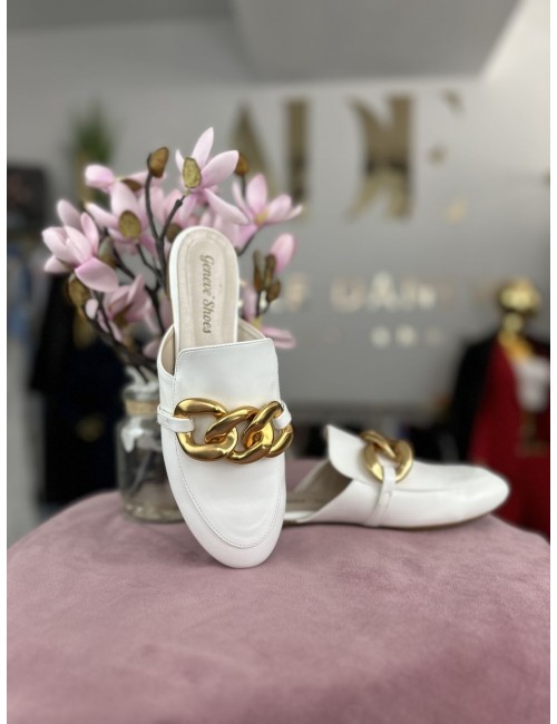 Zakryte klapki na płaskiej podeszwie - białe // 1411*