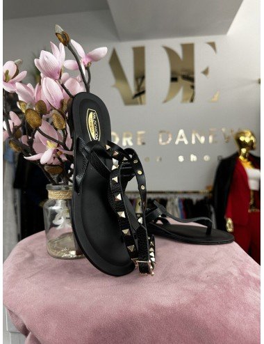 Czarne wiązane sandałki na płaskiej podeszwie z dżetami // 1414