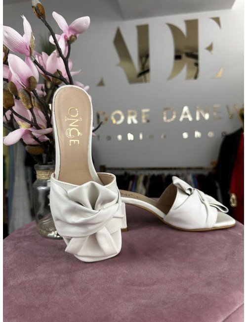 Białe kapeczki na niskim obcasie // 1419